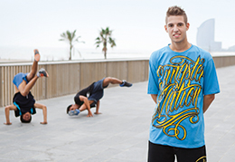 Iván Vendrell mit seinen Freunden beim Breakdance (Foto)