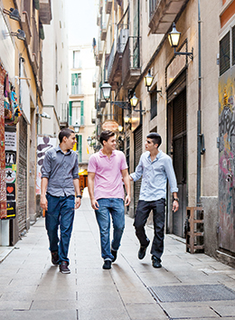 Javier Sánchez mit Freunden unterwegs in der Altstadt von Barcelona (Foto)